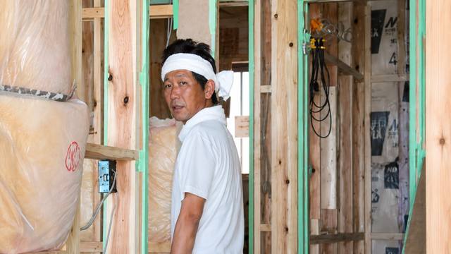 断熱材の施工中